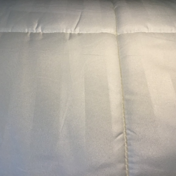 NWOT Amy Miller Down Alternative Embossed Comforter- Cream Color - Picture 4 of 5